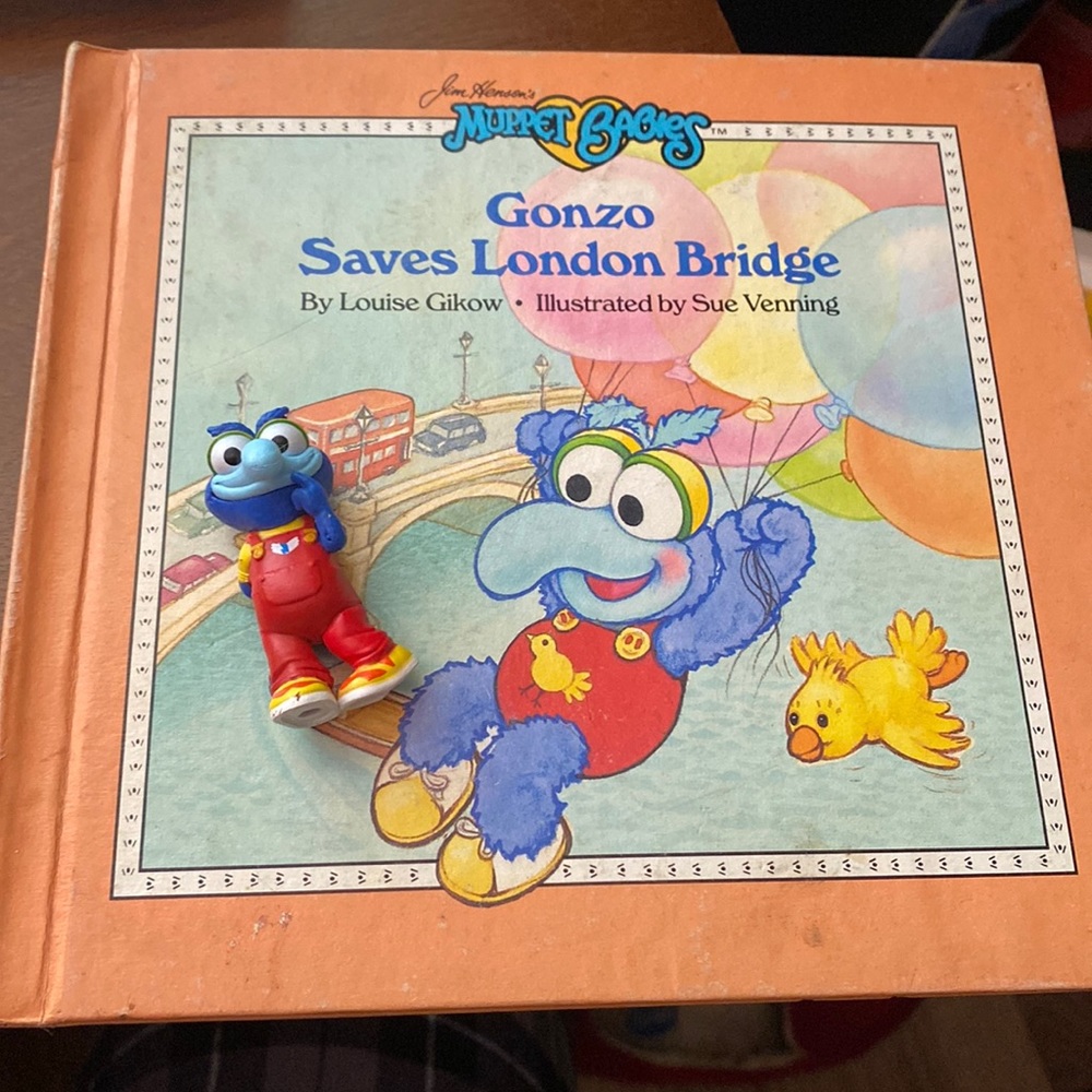Muppet Babies Gonzo saves London Bridge hard back book With gonzo figurine